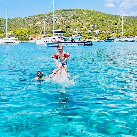 보트호텔 Private Boat Tour Half-day,blue Lagoon & 2 Secret Place 스플리트